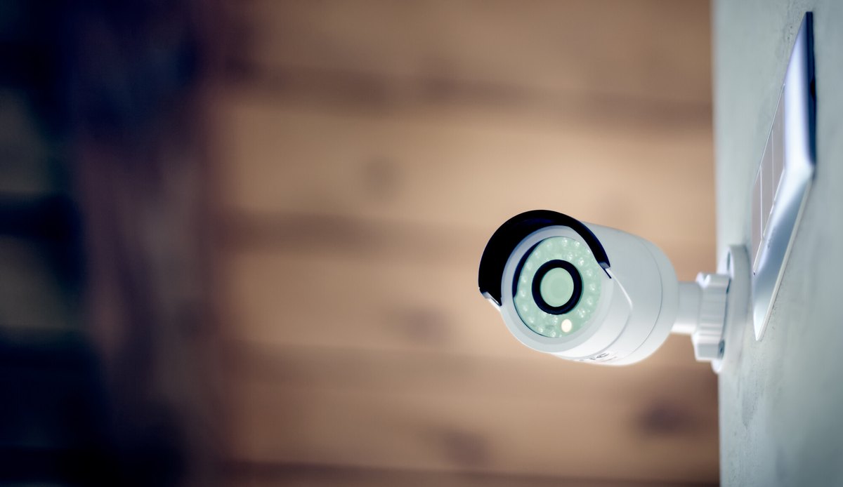 Telecamera di videosorveglianza installata sulla parete esterna di un'abitazione