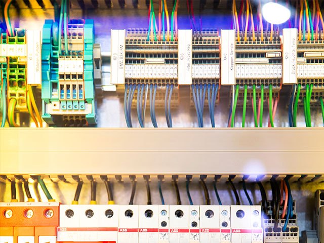 Quadro elettrico e cablaggi ordinati di un impianto tecnologico