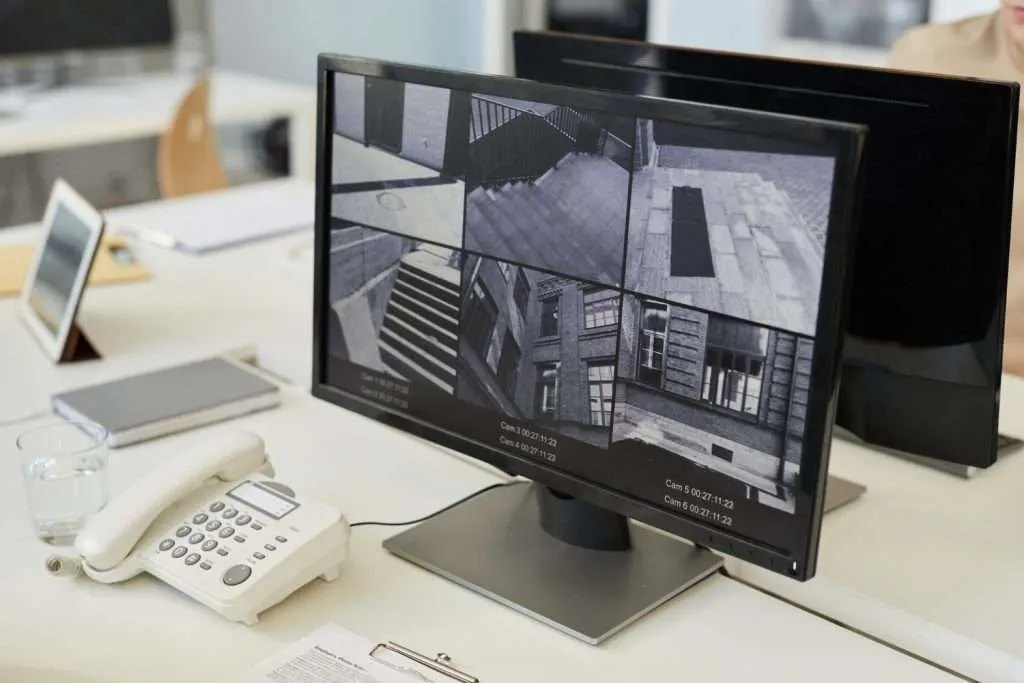 Monitor di controllo con le riprese di un impianto TVCC a più telecamere